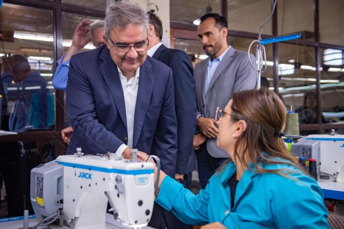 El gobernador Jalil, en una empresa textil. PRENSA GOBIERNO DE CATAMARCA