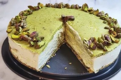 Cheesecake de pistacho: la receta sin horno y con pocos ingredientes que es furor en las redes