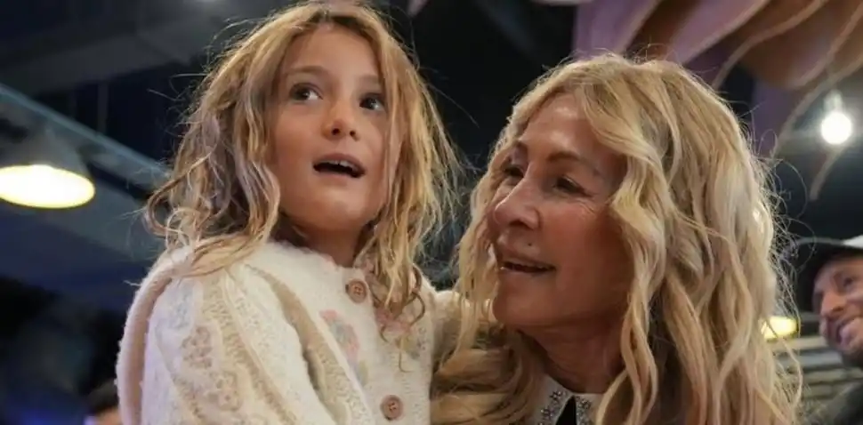 NIETA Y ABUELA. Cris Morena subió a un escenario a Mila, en 2024.