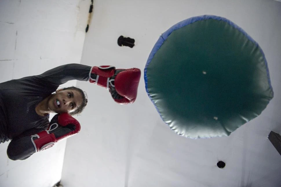 ENTRENAMIENTO. Manzur es campeona sudamericana. Empezó a los 15 y hoy sueña con el mundo. En su esquina tiene presente: “No te olvides de ser feliz”.  la gaceta / foto de diego aráoz