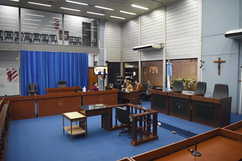 SALA CASI VACÍA. Las últimas audiencias fueron virtuales en gran parte. En foto inferior, Olga Cudmani. 