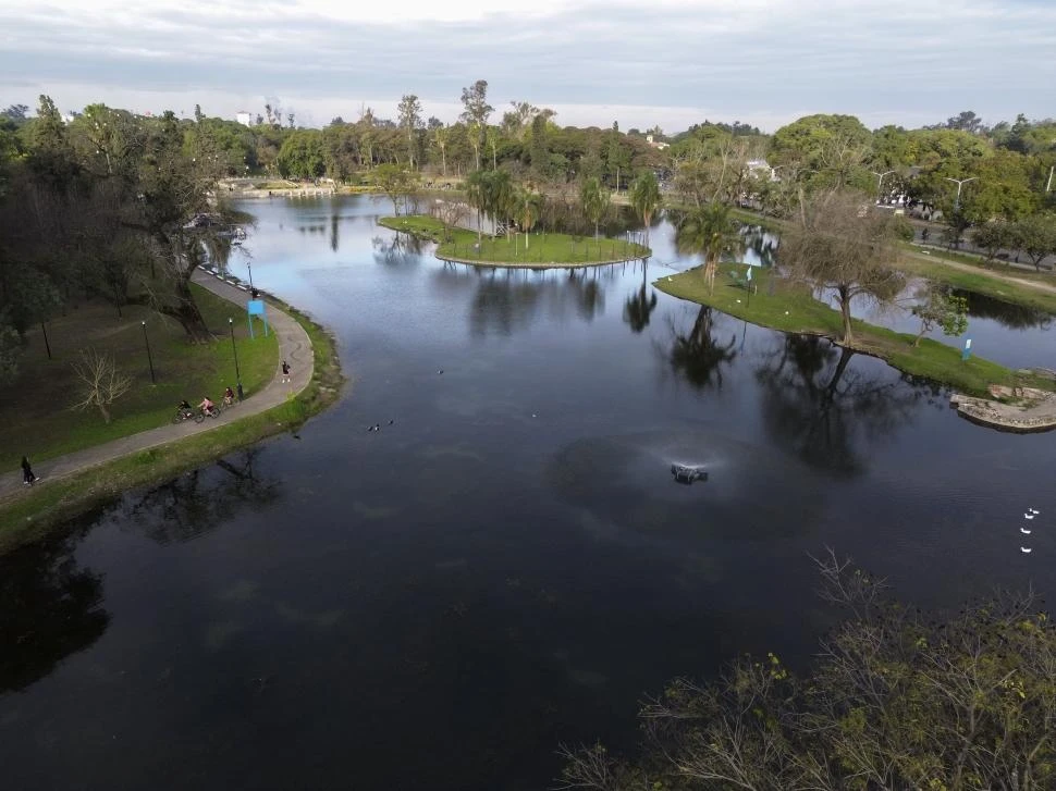PANORÁMICA. Estiman que demorarán alrededor de 20 días en limpiar completamente la mancha provocada por los litros de aceite de las frituras arrojados al lago San Miguel luego de los festejos del 20 de julio.
