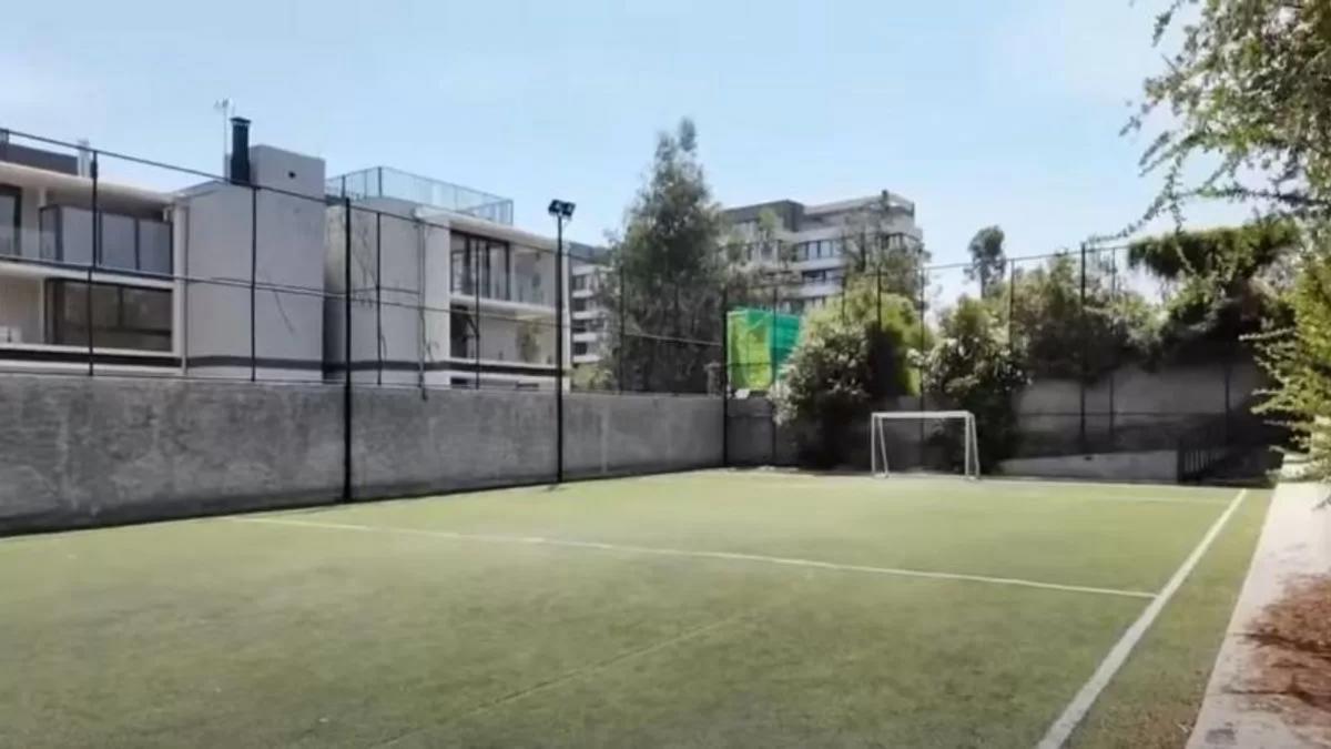 La ex mansión de Arturo Vidal y Marité Matus tiene una cancha de fútbol propia