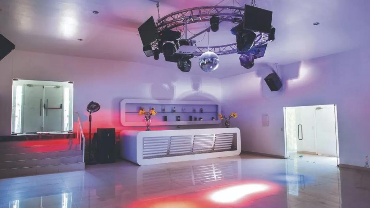 La ex mansión de Arturo Vidal y Marité Matus tiene discoteca privada