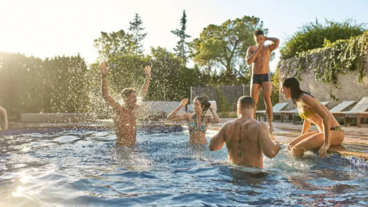 El trabajo de verano soñado: 1.850 euros, crema solar y alojamiento por probar piscinas en toda España