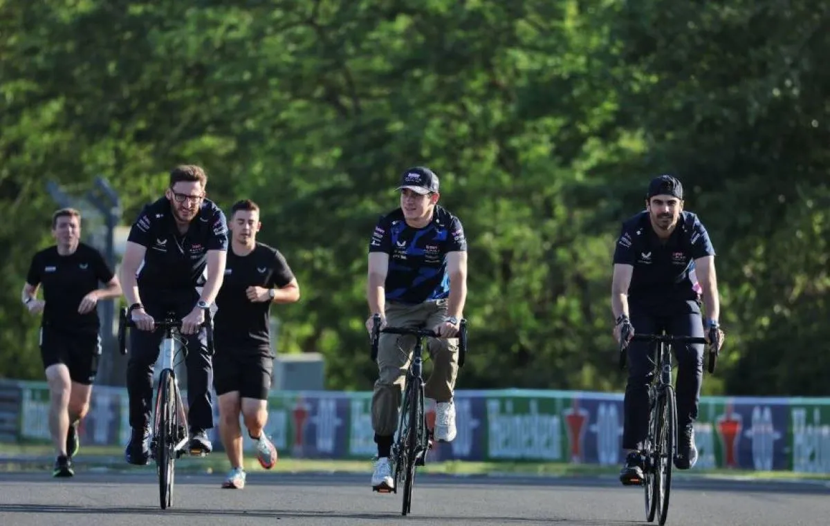 RECONOCIMIENTO. Colapinto (en el medio) transitó por el autódromo húngaro en bicicleta.