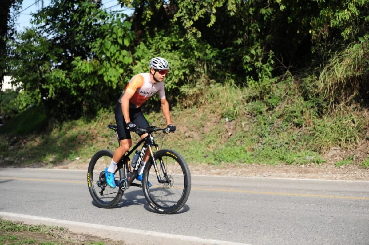 CON LA MIRA EN LA GRAN VUELTA A LA SALA. El concepcionense Darío Gasco (derecha) competirá el domingo y buscará llegar de la mejor forma al Trasmontaña.