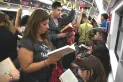 ¿Leer en el colectivo para desconectarse o para llamar atención? Esto se debate en X