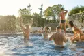 El trabajo de verano soñado: 1.850 euros, crema solar y alojamiento por probar piscinas en toda España