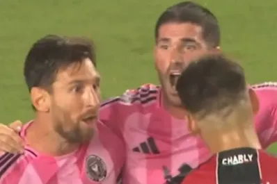Grito de gol en la cara y abrazo al final: cómo fue el duelo de Messi con un ex delantero de Atlético Tucumán