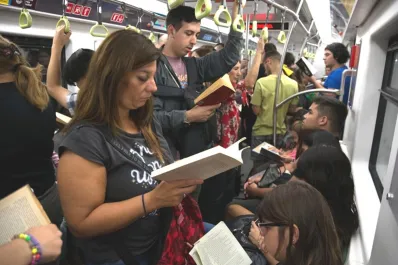 ¿Leer en el colectivo para desconectarse o para llamar atención? Esto se debate en X