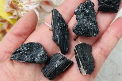 La poderosa piedra que aleja la envidia y protege de las malas energías: hasta la China Suárez la usa