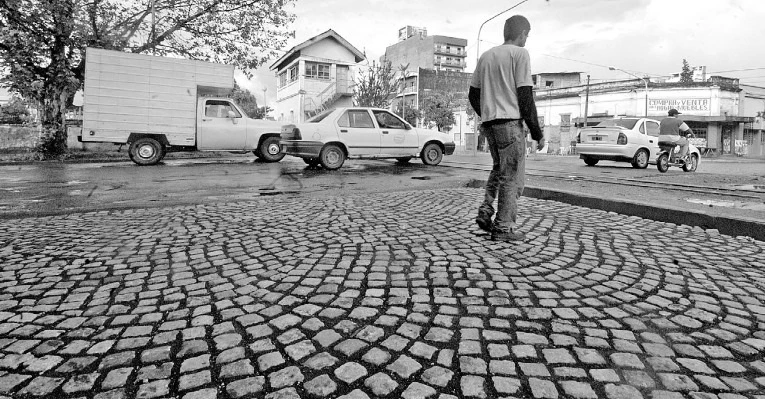 Recuerdos fotográficos: 2006: adoquines para “la última cuadra de tierra” del centro