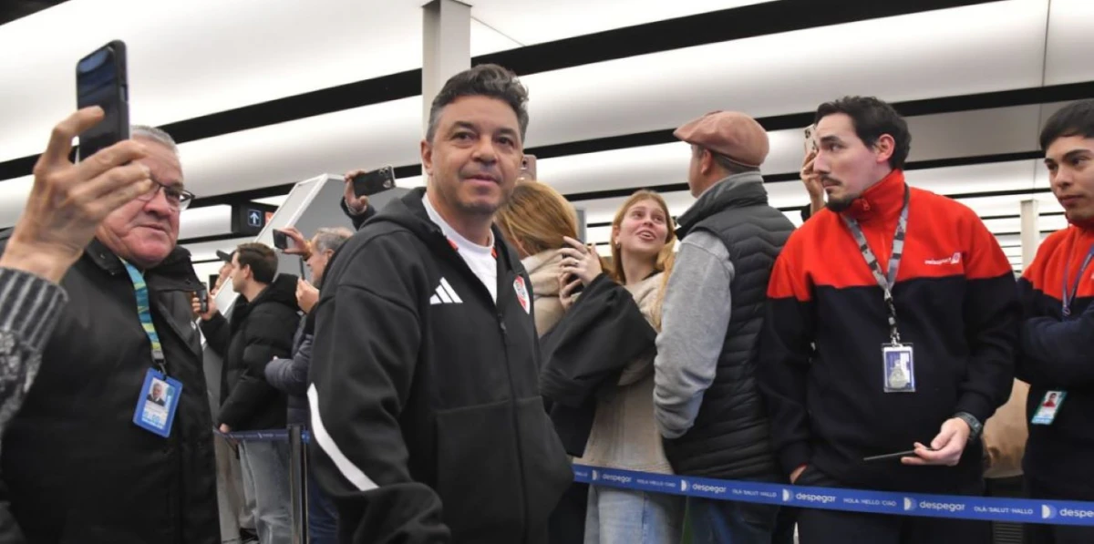 PARA PASAR EL RATO. Gallardo y los jugadores fueron reconocidos por el resto de los pasajeros que le pidieron fotos. FOTO DE OLÉ