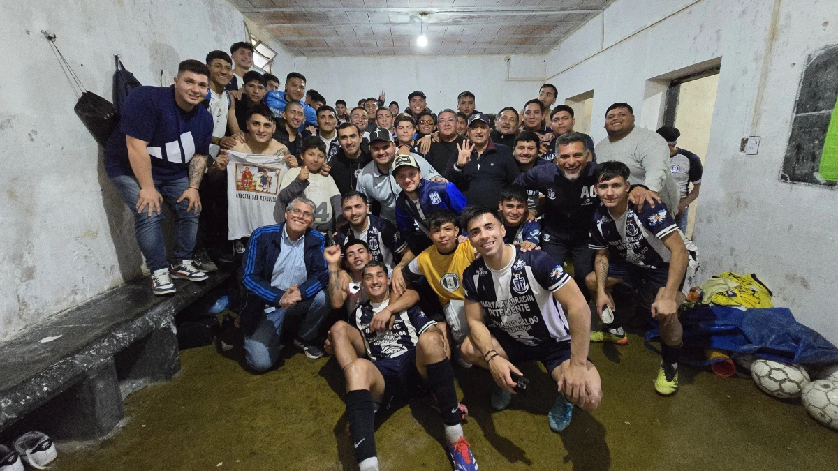 CLASIFICADOS. Los jugadores y cuerpo técnico de Almirante Brown festejan la clasificación.