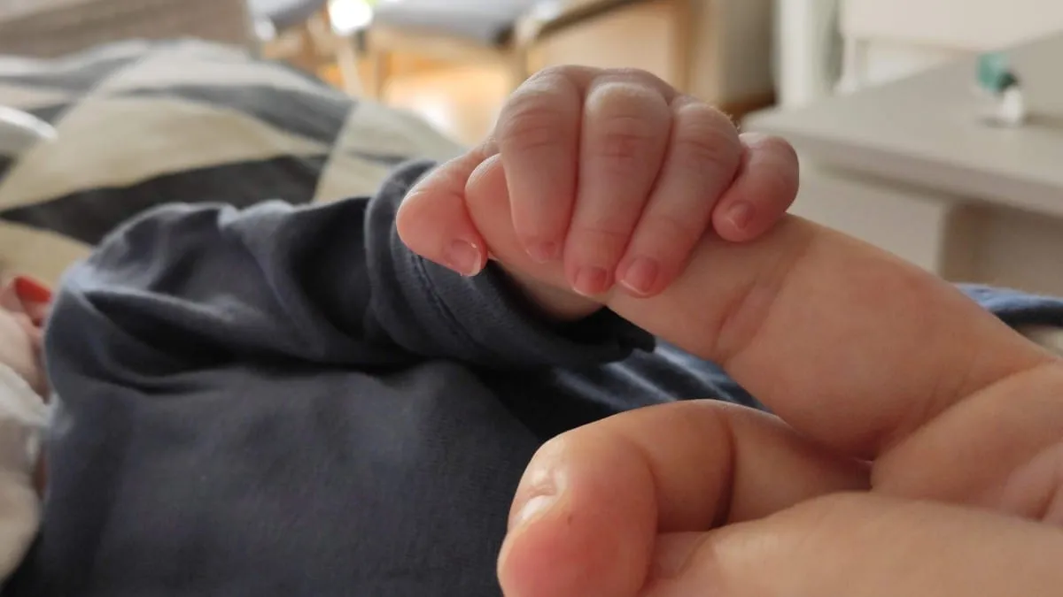 España: familias con hijos nacidos en 2025 ya pueden recibir un cheque de 300 euros