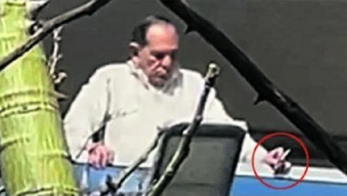 EN EL BALCÓN. Alperovich fue filmado fumando en el departamento en el que cumple prisión domiciliaria.