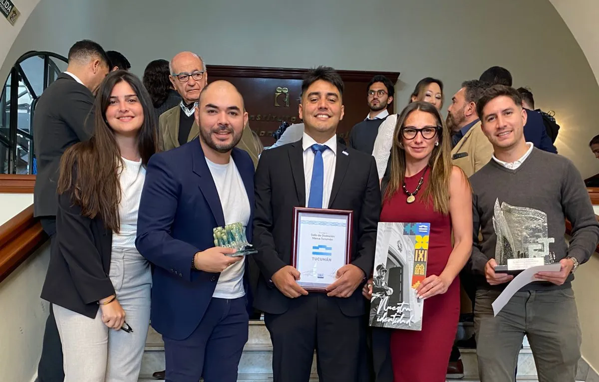 CON COMPAÑEROS Y AMIGOS. De izquierda a derecha, sus mejores amigos, Caro Marañon, Lucas Tel, Majo Salomón del Clúster Tecnológico y Federico Matas, que también trabaja con él. / CORTESÍA MAXIMILIANO BRAVO