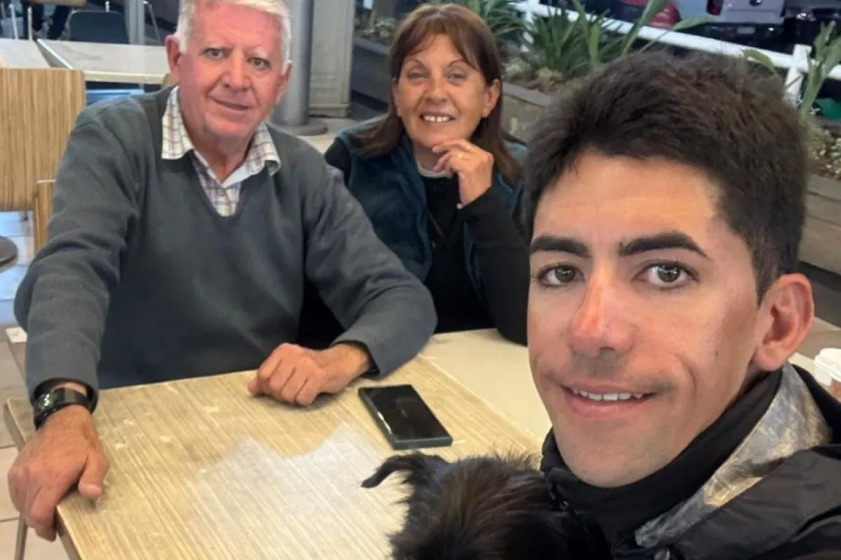 DE PASEO. Macías hace la selfie, con su perro Titán y sus padres en un paseo por un shopping de Yerba Buena.