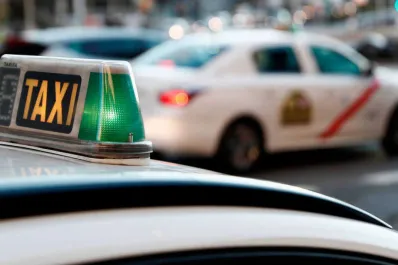 Así puedes viajar en taxi gratis si eres joven en Madrid: requisitos y pasos para conseguirlo