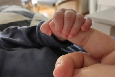 España: familias con hijos nacidos en 2025 ya pueden recibir un cheque de 300 euros