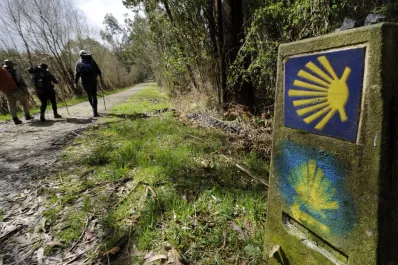 “Es raro andar más de 20 metros y no encontrarte un plástico”: nace Basuraleza, la campaña ecológica del Camino de Santiago