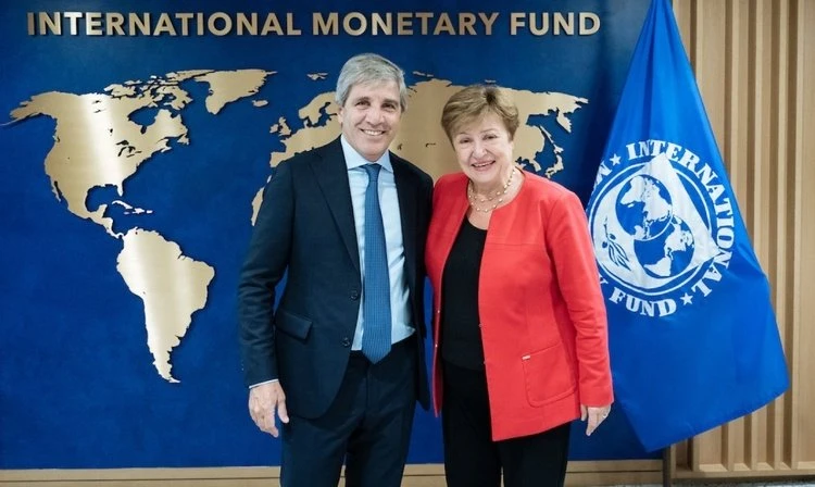 EL DILEMA ARGENTINO. ¿Apostar al dólar o a las colocaciones en pesos?