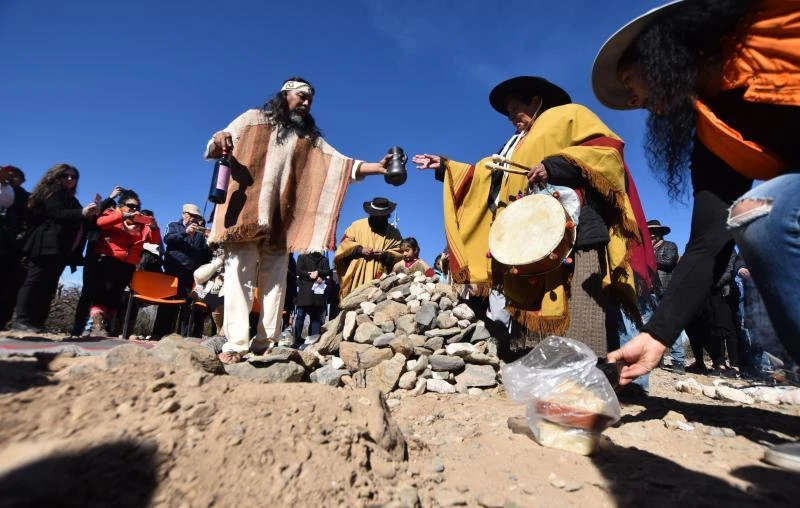 APACHETA. Las ofrendas se depositan bajo un montículo de piedras.