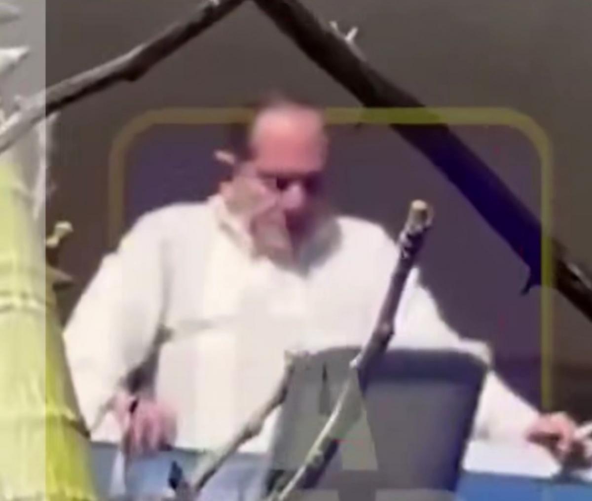 Captura de video del momento en que Alperovich está en su balcón.