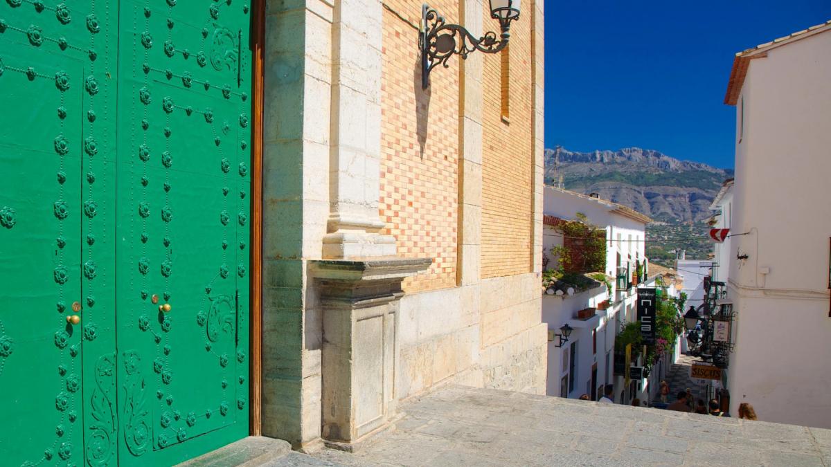 El “Santorini de España”: fachadas blancas y cúpulas azules que conquistan la Costa Blanca