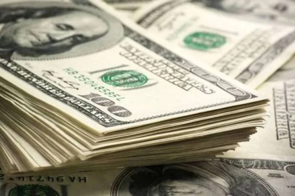 El dólar se toma un respiro tras una semana de turbulencias