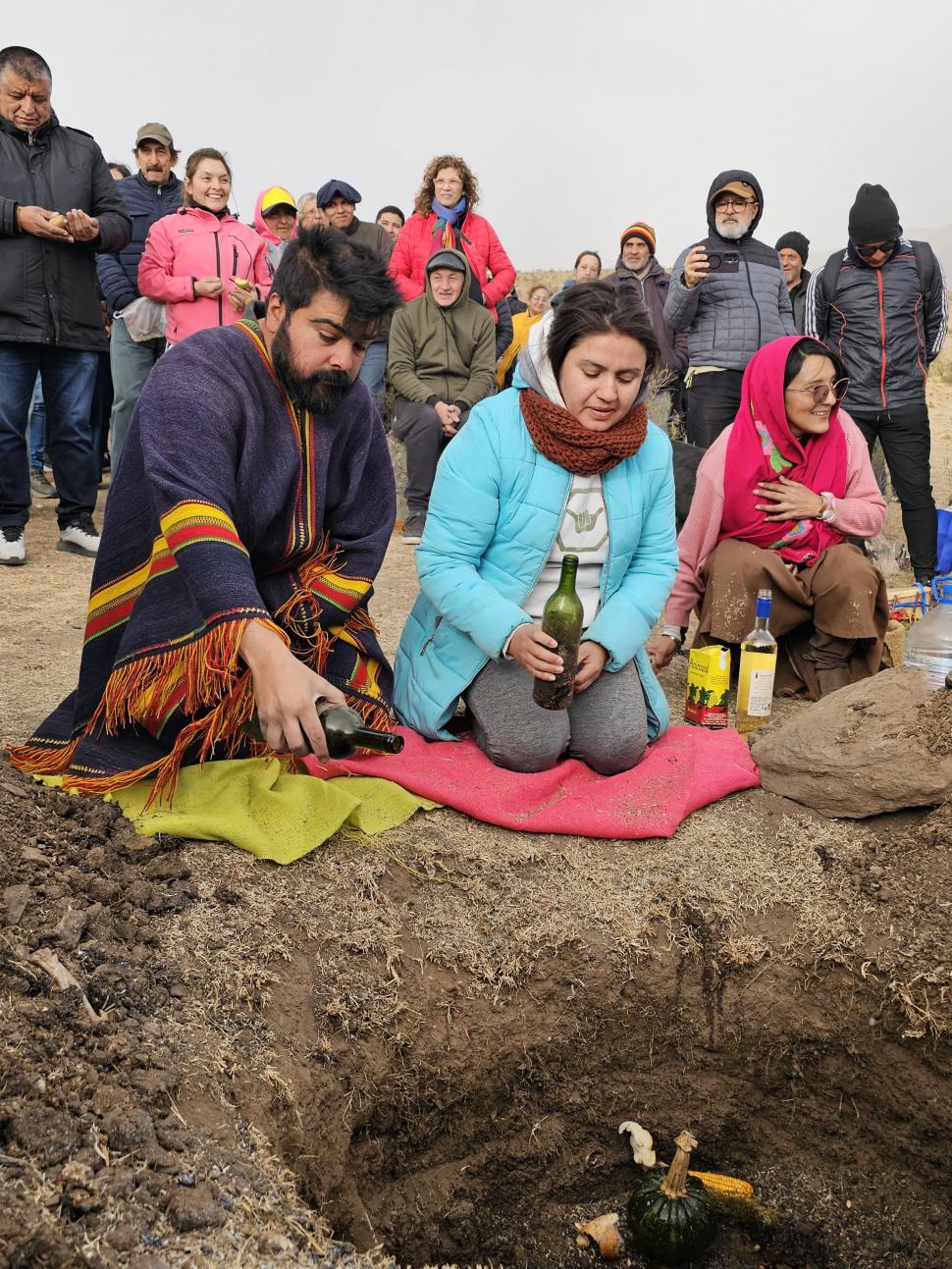 LA BOCA. Se abrió el pozo y se sacaron las ofrendas del año pasado.