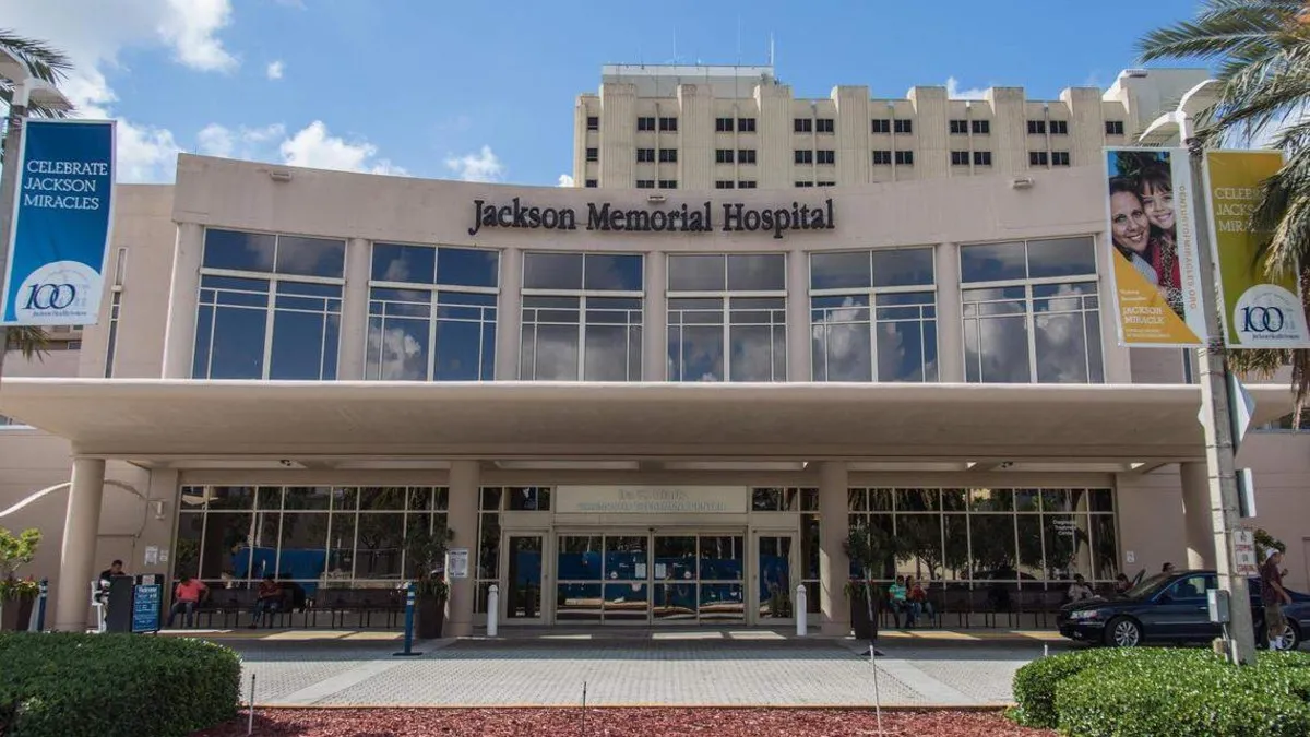 Otra de las menores que viajaba en el velero continúa internada en estado crítico en el Hospital Jackson Memorial.   