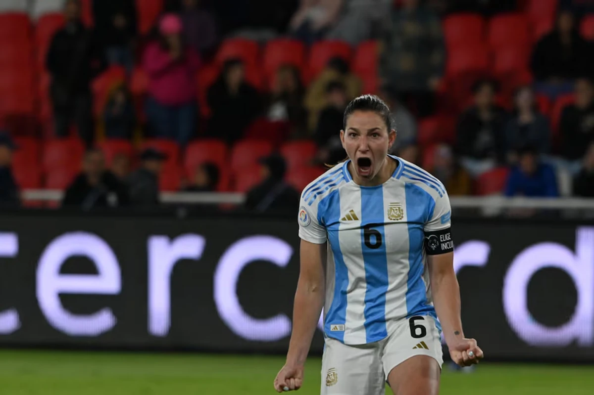 Aldana Cometti festeja el gol de Argentina.