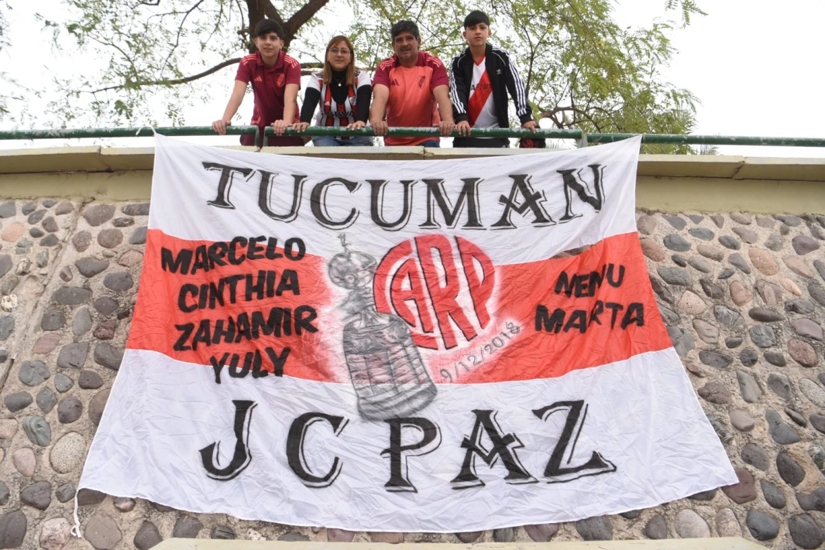 CON SU TRAPO. La familia Ibarraran, orgullosa, esperando para ver al Millonario