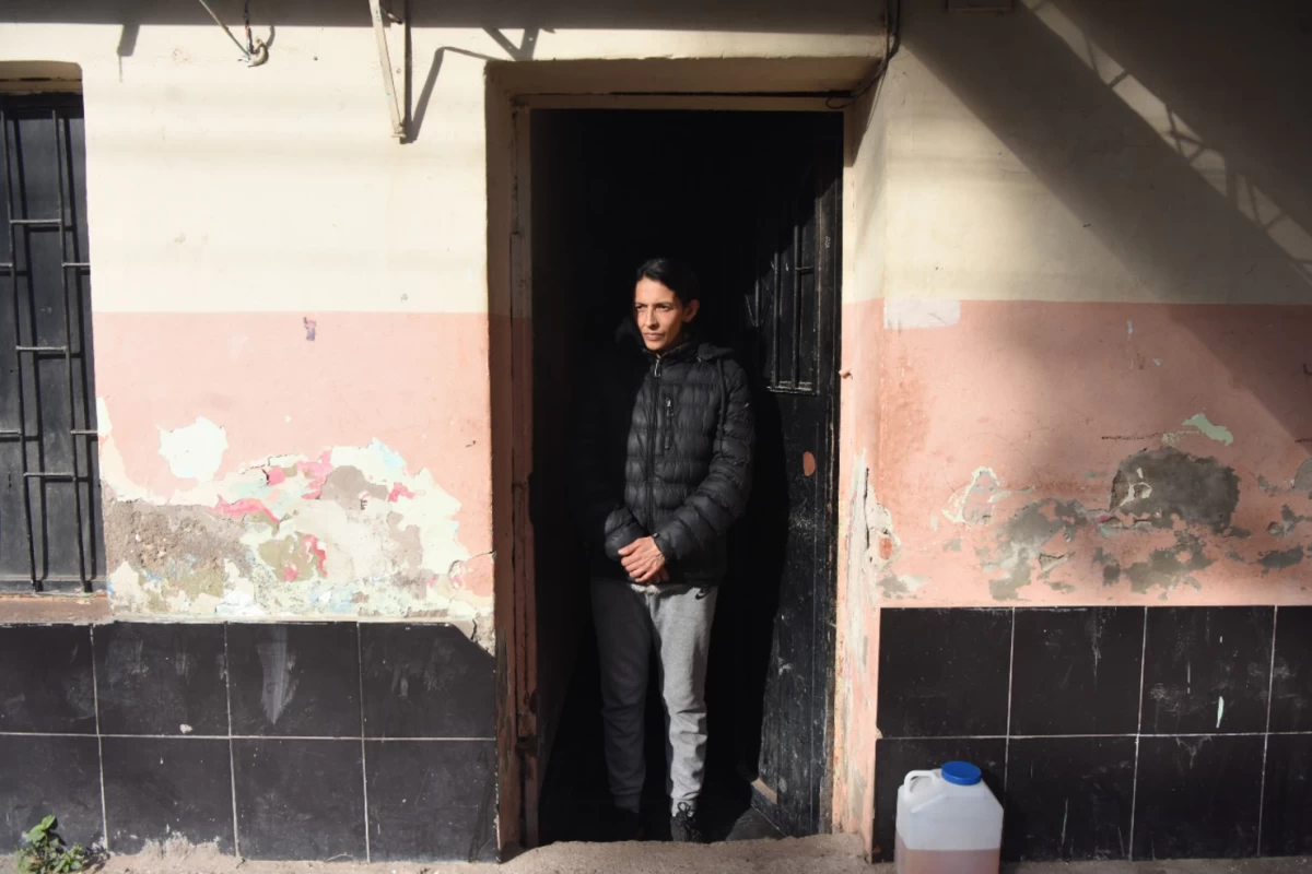 PREOCUPACIÓN. Graciela observa desde la vereda a su hijo, que camina sin rumbo. Ella, como muchas madres en La Bombilla, teme por su vida.