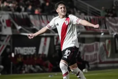 River blindó a su nueva joya: Thiago Acosta firmó hasta 2027 con cláusula de 100 millones de euros