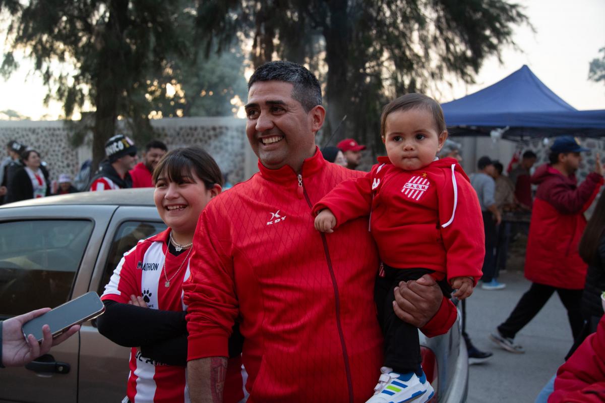 Una casa roja y blanca: los Carrizo respiran San Martín