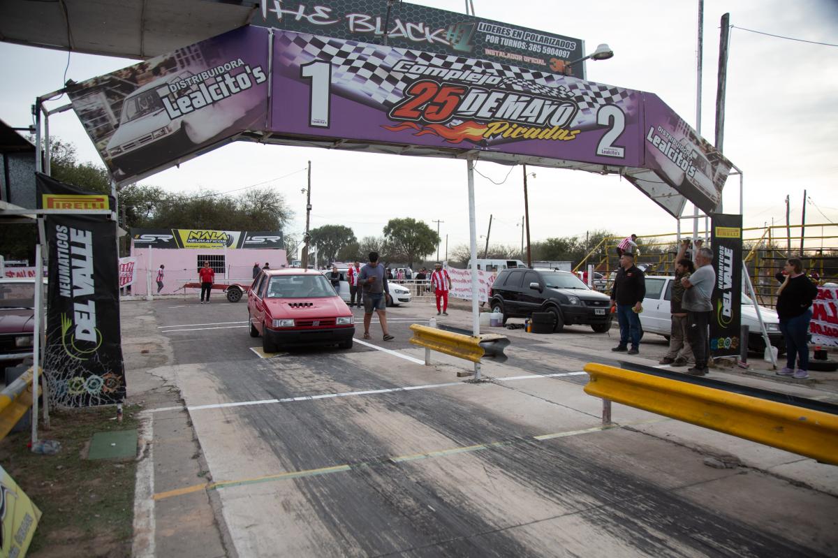 Furia roja y blanca en el Picódromo: asado, autos y locura por San Martín de Tucumán