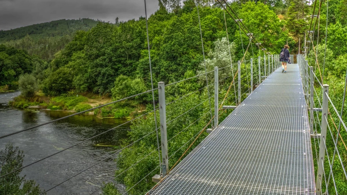 El puente colgante de Xirimbao está sobre el río Ulla, en Galicia