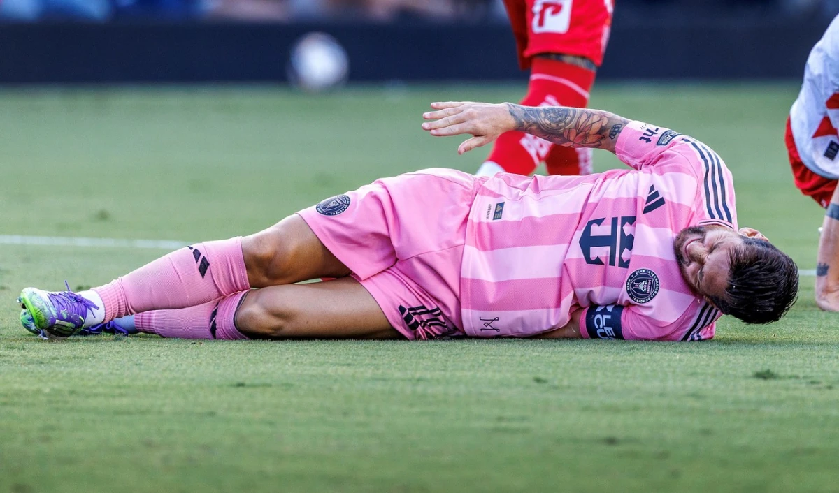 DOLORIDO. Messi, tirado en el piso en el arranque del duelo contra Necaxa.