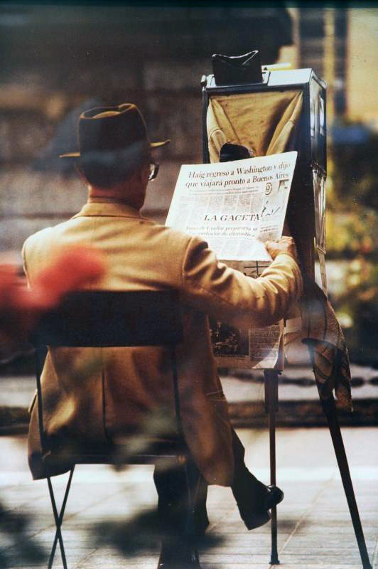 LEYENDO LA GACETA. Una clásica imagen, tomada por Aldo Sessa.