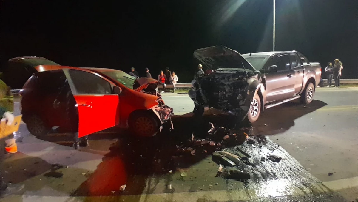DE FRENTE. Los dos vehículos quedaron detenidos sobre la ruta 157.
