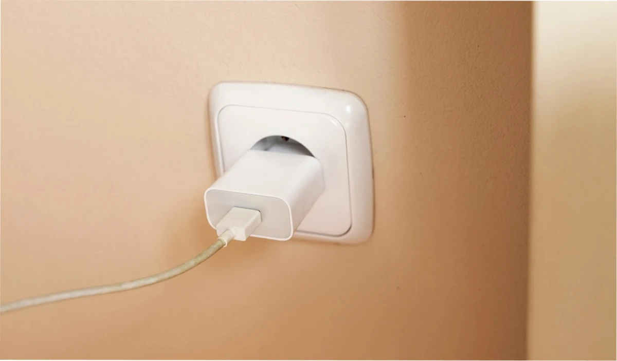 Las consecuencias de dejar conectado el cargador.