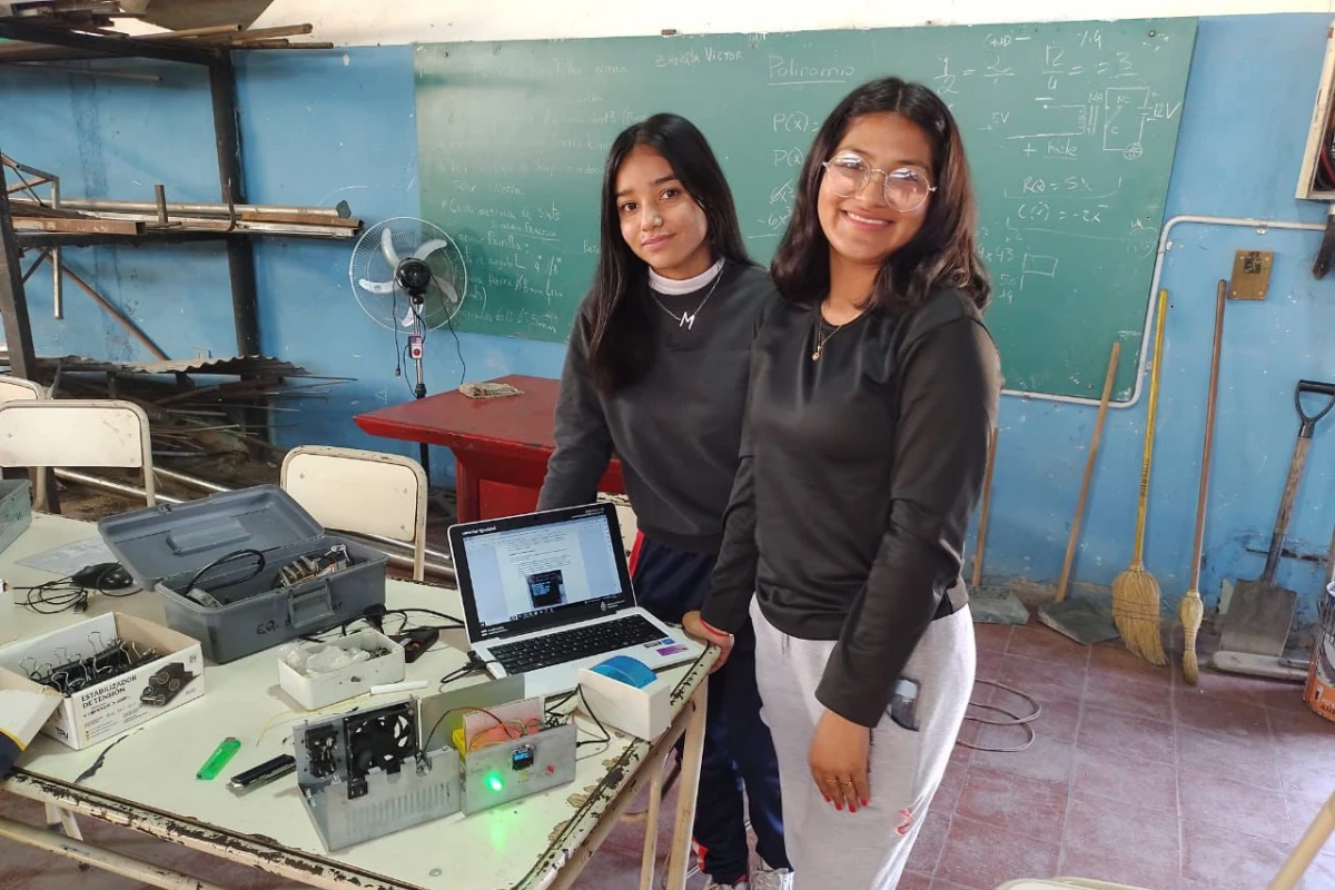 PREMIADAS. Las adolescentes Jazmín González y Mayra Chávez de la Escuela Técnica “Ing. Antonio M. Correa” de Delfín Gallo. / USP-T