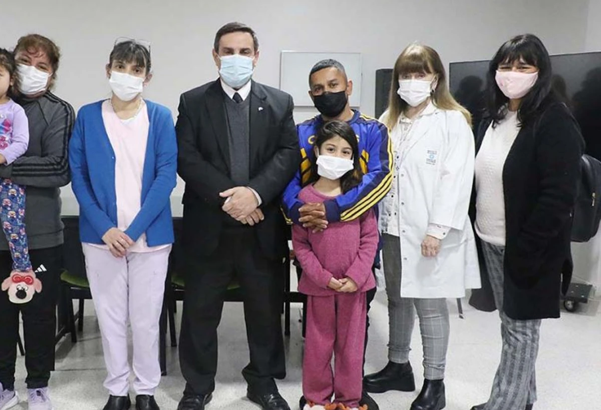 DE ALTA. La familia que sufrió el accidente el moto, junto a las autoridades, antes de recibir el alta de las dos niñas. COMUNICACIÓN TUCUMÁN