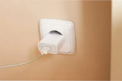 No solo gasta energía: estas son las razones por las que no deberías dejar el cargador conectado