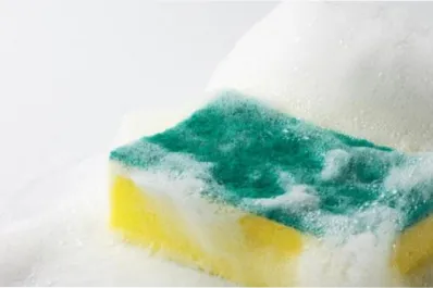 La esponja de cocina también se lava: cómo limpiarla para evitar bacterias