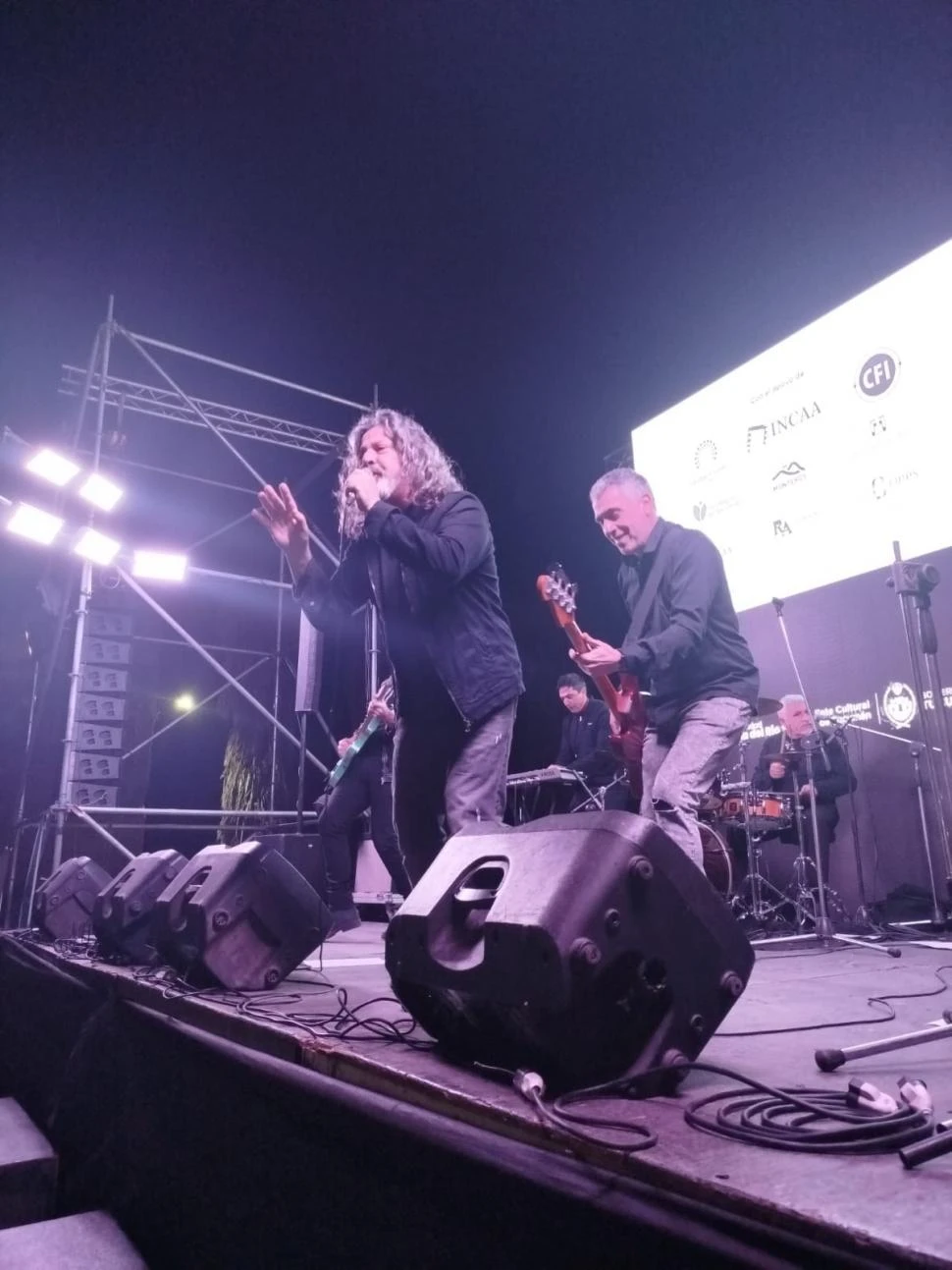 EL CIERRE. Tony Molteni y Karma Sudaca agitaron al público con sus conocidos temas.  Gentileza Ana Lazarte