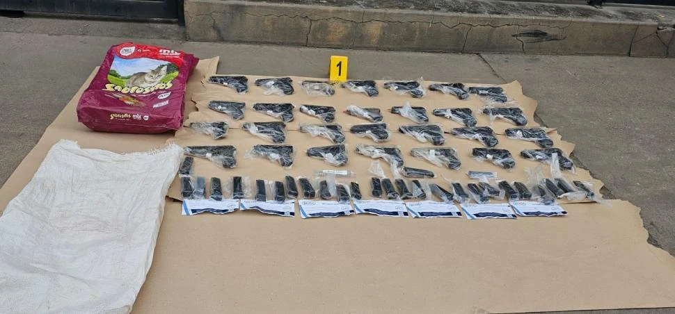 CASI TODAS. En la bolsa de arpillera había 28 de las 30 pistolas sustraídas, cuyo faltante se advirtió el lunes pasado.